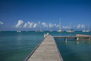 Britische Jungferninseln, Anegada, Sitzpunkt am Hafen