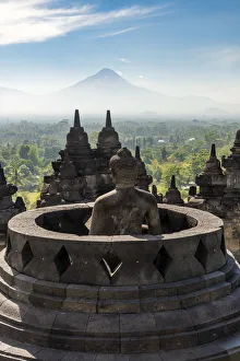 Statue des Buddhas mit dem Berg Merapi im Hintergrund, der Buddhistentempel Candi Borobudur