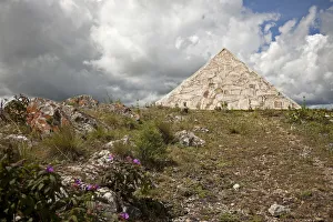 Drucke von Burundi Ein Denkmal zu den Pyramiden markiert die Quelle des Nils Burundi Drucke: Burundi ein Denkmal zu den Pyramiden markiert die Quelle des Nils