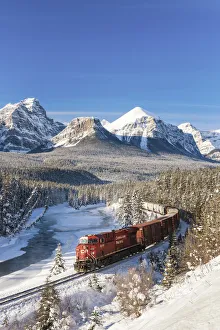 Kanadische Rocky Mountains Drucke: Der Canadian Pacific Zug im Winter an der Morant's-Kurve im Banff-Nationalpark in Alberta Kanada