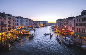 Der Canal Grande wie aus dem Rialtobrücke gesehen in Venedig im Regionen Venetien Italien
