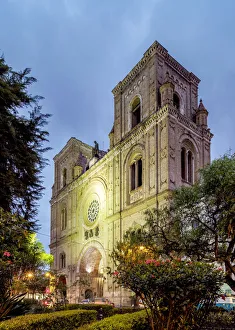 UNESCO World Heritage Site Ecuador Drucke: Cathedral of the Immaculate Conception at twilight, Calderon Park, Cuenca, Azuay Province