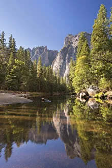Scenic American Landscapes Drucke: Cathedral Rocks reflected in the River Merced, Yosemite Valley, California, USA. Autumn