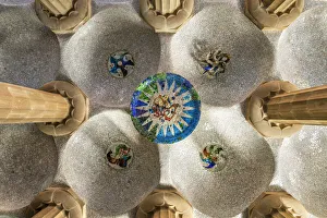 Mosaikdecke im Hypostylsaal des Parks Güell, Barcelona (Katalonien), Spanien