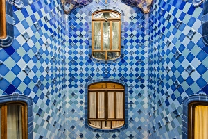 Drucke von Zentrales Lichtwellenhaus im Inneren des Casa Batlló in Barcelona Katalonien Spanien Werke Von Antoni Gaudi Drucke: Zentrales Lichtgewölbe im Inneren des Casa Batlló in Barcelona Katalonien Spanien