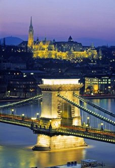 Drucke von Kettenschlussbrücke und Donaufluss in der ungarischen Hauptstadt Budapest. Kettenschlussbrücke und Donaufluss in der ungarischen Hauptstadt Budapest Ungarn Drucke: Kettenbrücke und Donaufluss in Budapest Ungarn