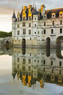 Das Schloss von Chenonceau spiegelt sich im Fluss Loire am Sonnenuntergang wider. Chénancé (französisch:Chenonceau),Indre und Loir
