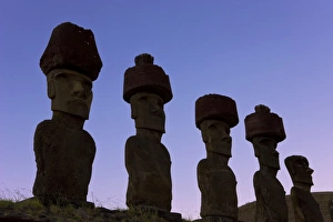 Bilder Datiert 2008 März: Chile, Rapa-Nui-Inseln Osterninsel Anakena-Bucht Monolithische riesige Steinmoai-Statuen von Ahu Nau Nau