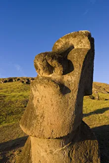 Chile, Rapa-Nui, Osterninsel mit dem riesigen Monolithen-Maoi-Statue in der Nähe von Ran-Raraku