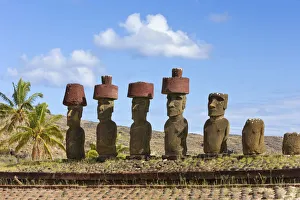 Chile, Rapa-Nui-Inseln Osterninsel; Strand von Anakena; riesige Monolithen aus Stein - die sogenannten Moaï-Statuen