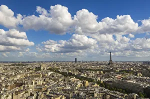 Paris in Frankreich mit der Stadt und dem Arc de Triomphe über Dächern