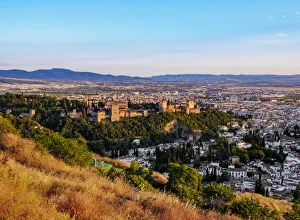 Drucke von Panorama mit erhöhter Aussicht auf die Alhambra am Sonnenuntergang in Granada und der Region Andalusien im Süden Spaniens Granada Drucke: Panorama mit erhöhter Sicht auf die Alhambra am Sonnenuntergang in Granada und der Region Andalusien im Süden Spaniens