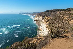 Felsen entlang der Küste mit weit entfernten Blick auf Maitencillo, Puchuncavi, Provinz und Región von Valparaíso in Chile