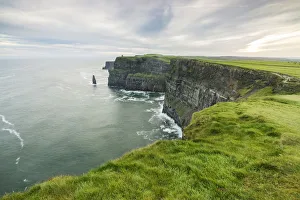 Cliffs Of Moher Ireland Drucke: Cliffs of Moher with Breanan rock on the background. Liscannor, Munster, Co. Clare