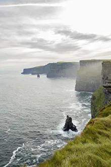 Cliffs Of Moher Ireland Drucke: Cliffs of Moher with stack. Liscannor, Munster, Co. Clare, Ireland, Europe