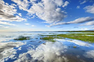 British Scenic Landscapes Drucke: Cloud impression - United Kingdom, England, Northumberland, Beal, Lindisfarne Causeway
