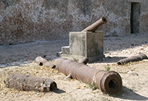 African Historical Sites Drucke: A collection of rusted cannons