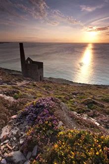 Kornischer Sonnenuntergang bei St Agnes in Kornwall, England im Sommer