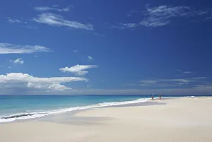 West Indies Vacation Drucke: Couple on Pristine Beach, Barbuda, Caribbean, West Indies