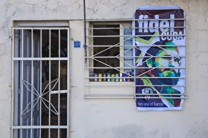 Fidel Castro Drucke: Kuba, Havanna, Gebäude am Malecón, Poster von Fidel auf dem Ladenwand nach seinem Tod