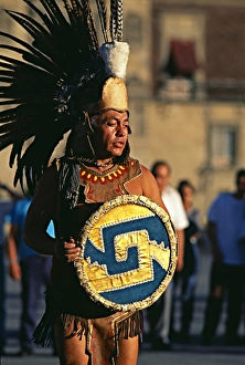 Drucke von Tänzerin im aztekischen Costüm auf dem Tanzboden des Parlamentsplatzes vor der Nationalpalast, Mexiko-Stadt Bilder Datiert 2009 Februar: Tänzerin im aztekischen Costüm auf der Verfassungsplatz