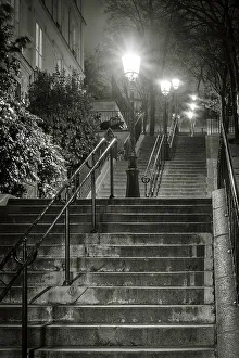 Schwarze Treppe am Abend in Montmartre zu Paris im Département Île-de-France in Frankreich