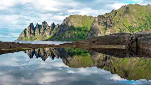 Senja Island Hiking Trails Drucke: Devil's teeth Mountain mirrored, Ersfjorden, Senja, Northern Norway