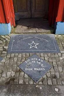 Dingle Peninsula Ireland Drucke: Dick Macks, Dingle, Dingle Peninsula, County Kerry, Munster, Republic of Ireland