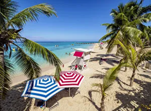 Atlantic Ocean Shoreline Photos Drucke: Doctors Cave Beach, elevated view, Montego Bay, Saint James Parish, Jamaica