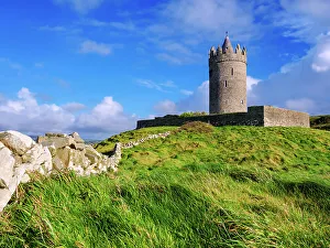 Irish Castle Views Drucke: Doonagore Castle, low angle view, Doonagore, County Clare, Ireland