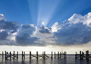 Drastische Wolken und Sonnenstrahlen über einem blauen Himmel. Der See Pontchartrain in New Orleans, Louisiana