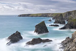 Bedruthan Steps Cornwall Drucke: Dramatic Cornish coastline at Bedruthan Steps, Cornwall, England. Spring (May) 2015