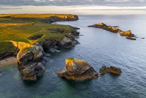 Drastisches Nordkornischer Küstenabschnitt bei Porthcothan, Kornwall, England. Sommer (August) 2020