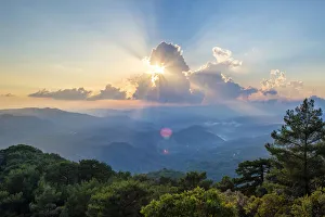 Drucke von Ein dramatischer Sonnenuntergang über der Troodos-Bergkette in Pano Platres im Distrikt Limassol auf Zypern Verwandte Bilder Drucke: Ein dramatischer Sonnenuntergang über die Troodos-Bergkette in Pano Platres im Bezirk Limassol auf Zypern
