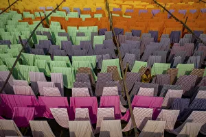 Die Trocknung von Multikolor-Kleidung unter Sonnenschein in Narayanganj, Bangladesch