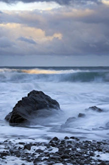 Frühmorgen in der Bucht von Widemouth, Kornwall, UK