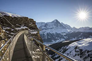 Gletscherberg Eiger und Grindelwald Zuerst ist es in der Gemeinde von Grindelwald im Kanton Bern gelegen. Die Gegend gehört zur Region des Hautes-Jura mit den Alpen um die Jungfraujoch-Region