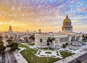 Drucke von Das Kapitolium am Sonnenuntergang aus einer erhöhten Perspektive in Havanna im La Habana-Provinz in Kuba Havanna Drucke: Das Kapitolium am Sonnenuntergang aus der erhöhten Perspektive in Havanna im La Habana-Provinzgebiet Kuba