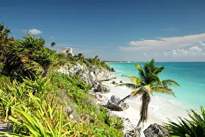 Der El Castillo-Tempel und Strand von Tulum auf der Jukatänhalbinsel in Mexiko