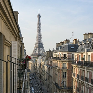 Erhöhte Straßenansicht mit der Eiffelturm im Hintergrund, Paris Frankreich