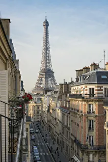 Aufgehohter Straßenblick mit der Eiffelturm im Hintergrund, Paris Frankreich