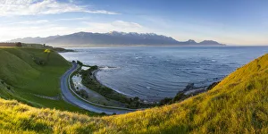 Australasia Travel Destinations Drucke: Elevated view over dramatic landscape, Kaikoura, South Island, New Zealand