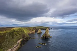 Duncansby Stacks Scotland Drucke: Elevated view of Duncansby Stacks, Duncansby Head, Caithness, Scotland, UK