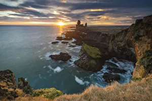 Erhöhter Blick auf die Klippen von Londrangar während des Sonnenuntergangs im Snaefellsjökulls Nationalpark