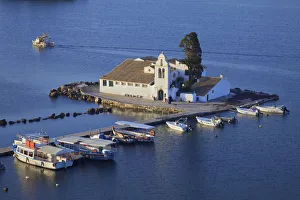 Ein Höhenblick auf das Kloster Vlacherna, Kanoni, Korfu, Die Ionischen Inseln, Griechische Inseln.
