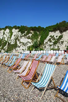 England, Devon, Bier am Strand mit Liegen