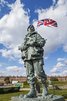 England, Hampshire, Portsmouth, Marinestützentrumpf und Statuendes Königlich-Marine im Kampf