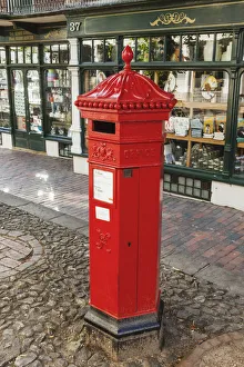 Drucke von England, Kent, Tunbridge Wells, Die Pantileen , Traditionelle roter Briefkasten Tunbridge Wells Drucke: England, Kent, Tunbridge Wells, Die Pantileien ,Traditioneller Rotpostkasten