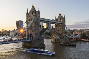 England, London, Torntowerbrücke ,Thames Bootfahrt Durch Offene Torntowerbrücke