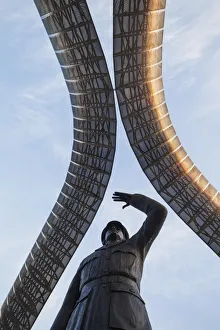 England, Warwickshire, Coventry, Statuette von Sir Frank Whittle und Die Whittlesche Archen